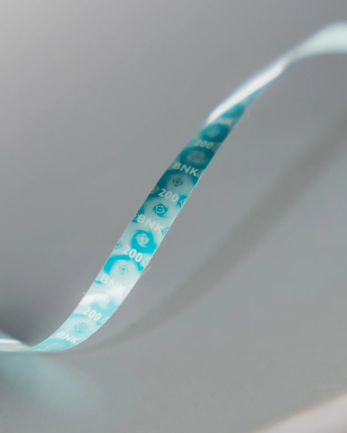 cBREEZE™ - Micro-Optic Security Threads for High-Demand Banknotes